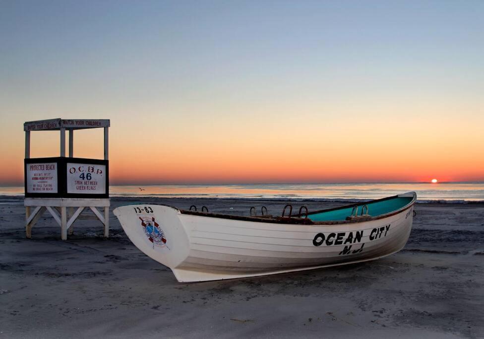 Beautiful Condo Sleeps 4- Only 2 Blocks From Beach Ocean City Bagian luar foto