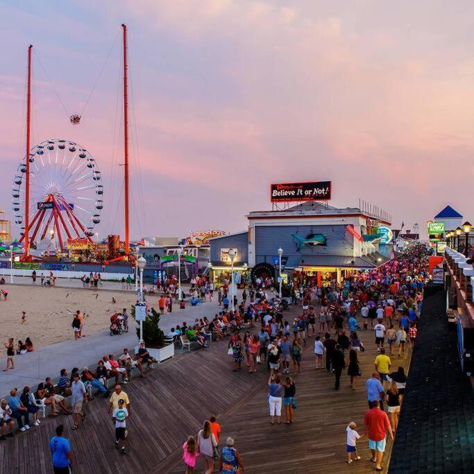 Beautiful Condo Sleeps 4- Only 2 Blocks From Beach Ocean City Bagian luar foto